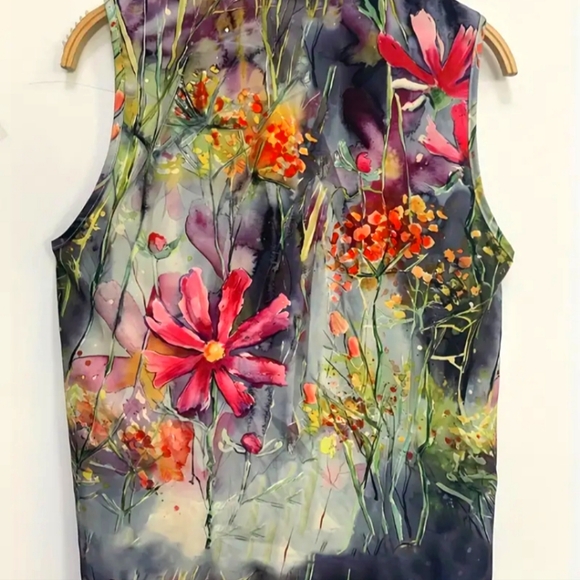 Floral Print Sleeveless Blouse - Picture 2 of 3
